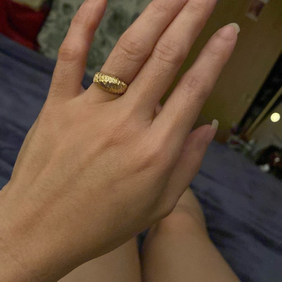 Jewelry - Gold size 6ring